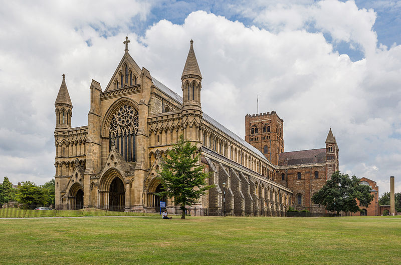 St_Albans_Cathedral_Exterior_from_west,_Herfordshire,_UK_-_Diliff